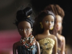 Nigeriano cria bonecas negras contra preconceito e supera venda de Barbie