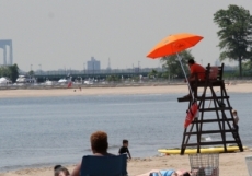 Niña de 10 años encuentra una pistola cargada en la playa