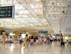 Niña de 3 años cae 7 metros en aeropuerto y se salva