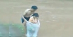 Niños cruzan un río en una bolsa de plástico para ir a la escuela