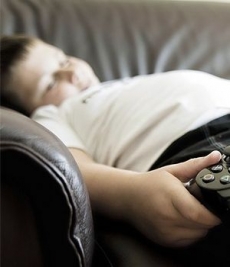 Niños suben dos kilos en vacaciones de verano por inactividad física
