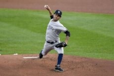 Novato dominicano Deivi García se estrena con triunfo en el Día de Roberto Clemente