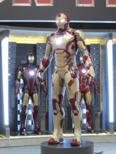 Nueva imagen de Iron Man 3 con las múltiples armaduras de Tony Stark.