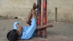 Nueva vida para un niño hindú discapacitado que vivía atado en una estación de buses