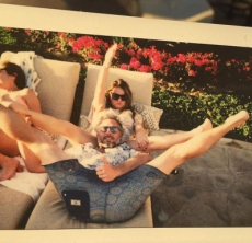 Oops! Jessica Simpson compartió una inapropiada foto junto a su esposo