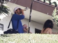 ¿Padre irresponsable? Captan a Ashton Kutcher bebiendo junto a su hija