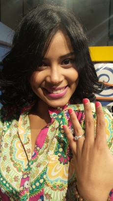 Pamela de León recibe anillo de compromiso, prepara boda.