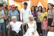 Pareja de ancianos se jura amor eterno tras 80 años de convivencia