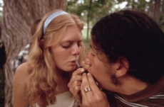 Parejas que fuman marihuana tienen menos riesgo de sufrir violencia doméstica, según estudio