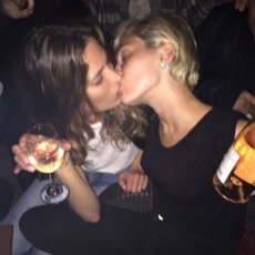 ¿Patrick quién? Miley Cyrus la pasa muy bien besándose con chicas y chicos