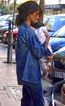 ¡Penélope Cruz con su hija Luna en brazos!