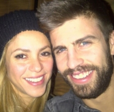 Piqué prefiere a Shakira con mujeres que con hombres