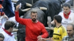 Policía de Pamplona busca al hombre que se tomó un 'selfie' mientras corría en un encierro.