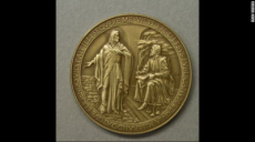 ¡Por el amor de Lesus! El Papa se queda sin medallas por un error tipográfico