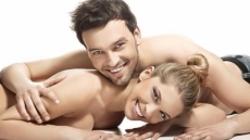 ¿Por qué una caricia en el cuello resulta tan sensual?