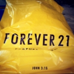 ¿Por qué la bolsa de la tienda “Forever 21″ tiene un Juan 3:16 impreso?