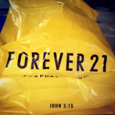 ¿Por qué la bolsa de la tienda “Forever 21″ tiene un Juan 3:16 impreso?
