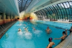 Por qué no debes orinar en la piscina