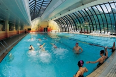 Por qué no debes orinar en la piscina