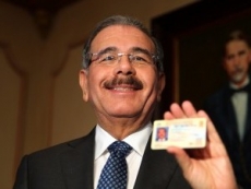 Presidente Medina recibe su nueva cédula de identidad