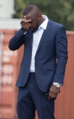 ¿Qué es eso taaan largo que se ve en el entrepierna de Idris Elba?