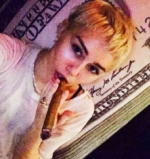 ¿Qué es eso tan grande que se metió Miley Cyrus a la boca?