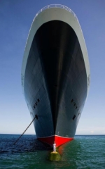 ¿Qué hace este hombre delante del Queen Mary 2?