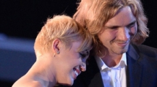 Quién era el indigente que acompañó a Miley Cyrus a los MTV Video Music Awards