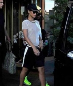 Rihanna aparece sin sostén