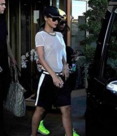 Rihanna aparece sin sostén