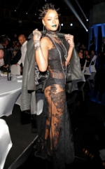Rihanna fue como un alien gótico a los iHeartRadio Music Awards
