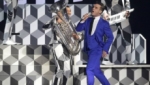 Robbie Williams tropieza durante concierto y le fractura brazo a una fan.