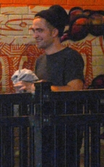 ¡Robert Pattinson se muda a una lujosa mansión de soltero!