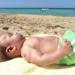 Roberto Cavada muestra a su hijo en la playa
