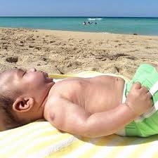 Roberto Cavada muestra a su hijo en la playa