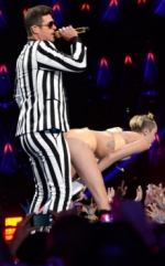 Robin Thicke podría estar muy arrepentido de haber invitado a Miley Cyrus en su presentación en los MTV VMAs