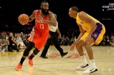 Rockets barren a Lakers 108-90 en regreso de Kobe