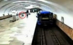 Rusia: Una mujer empuja el coche donde iba su bebé hacia las vías de un tren