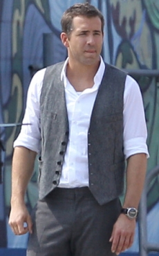 ¡Ryan Reynolds se desnuda en un avión!
