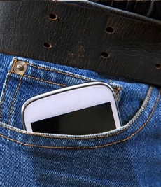 Llevar celular o móvil en el pantalón podría causar infertilidad