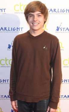 Se filtran fotos de Dylan Sprouse desnudo