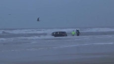 Se lanza al mar embarazada y con sus tres hijos en el coche