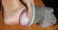 Seguramente ahora querrás dormir con una cebolla en el pie