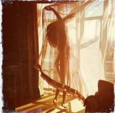 Selena Gomez publica foto ¡desnuda!