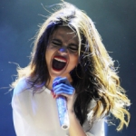 Selena Gomez se cae en pleno concierto