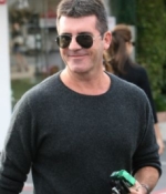 Simon Cowell embaraza a esposa de amigo