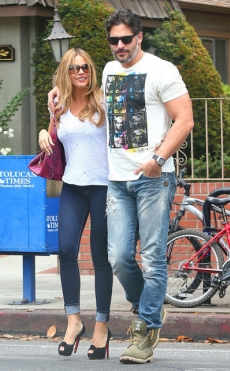 Sofía Vergara y Joe Manganiello pasean tomados de la mano como una pareja normal