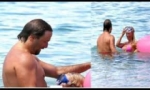Sorprenden a Pamela Anderson haciendo sexo oral en el mar