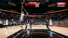 Spurs mantienen invicto en casa tras apalear a Clippers