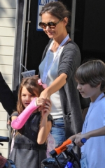 Suri Cruise y su yeso rosado de paseo con Katie Holmes